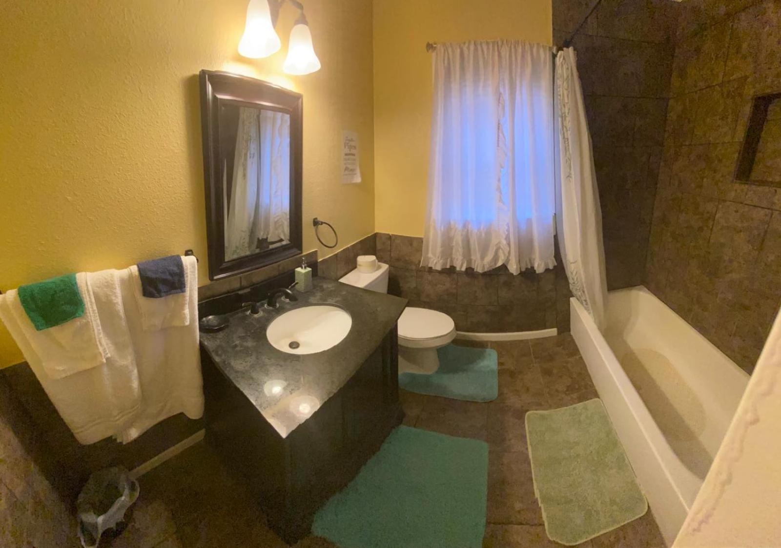 Charming 3 Bed 2 Bath In Ne Hébergement de vacances